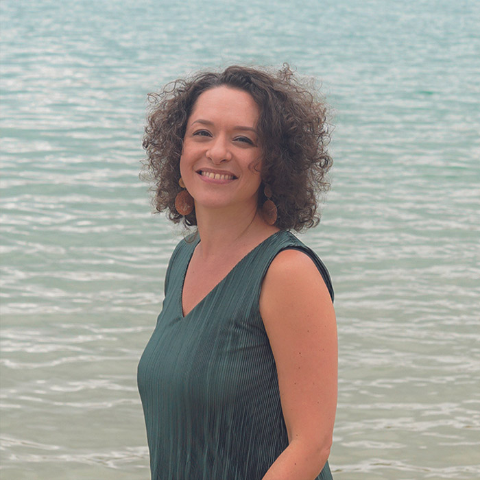 Sandra Lotz vor Meereshintergrund