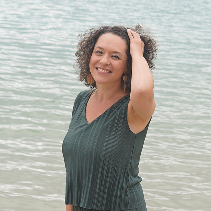 Sandra Lotz vor Meereshintergrund